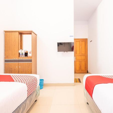 Oyo 863 Tenacity Guest House Syariah Cirebon Bagian luar foto