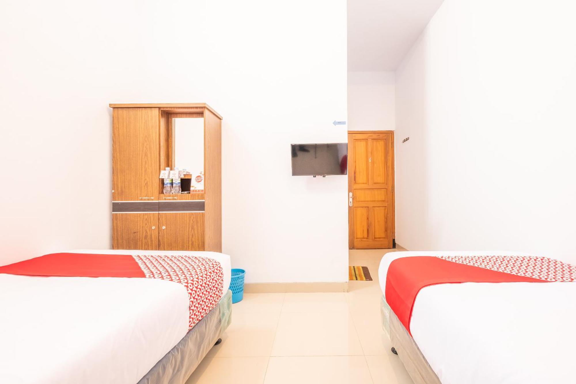 Oyo 863 Tenacity Guest House Syariah Cirebon Bagian luar foto