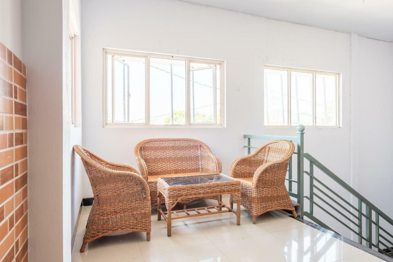 Oyo 863 Tenacity Guest House Syariah Cirebon Bagian luar foto