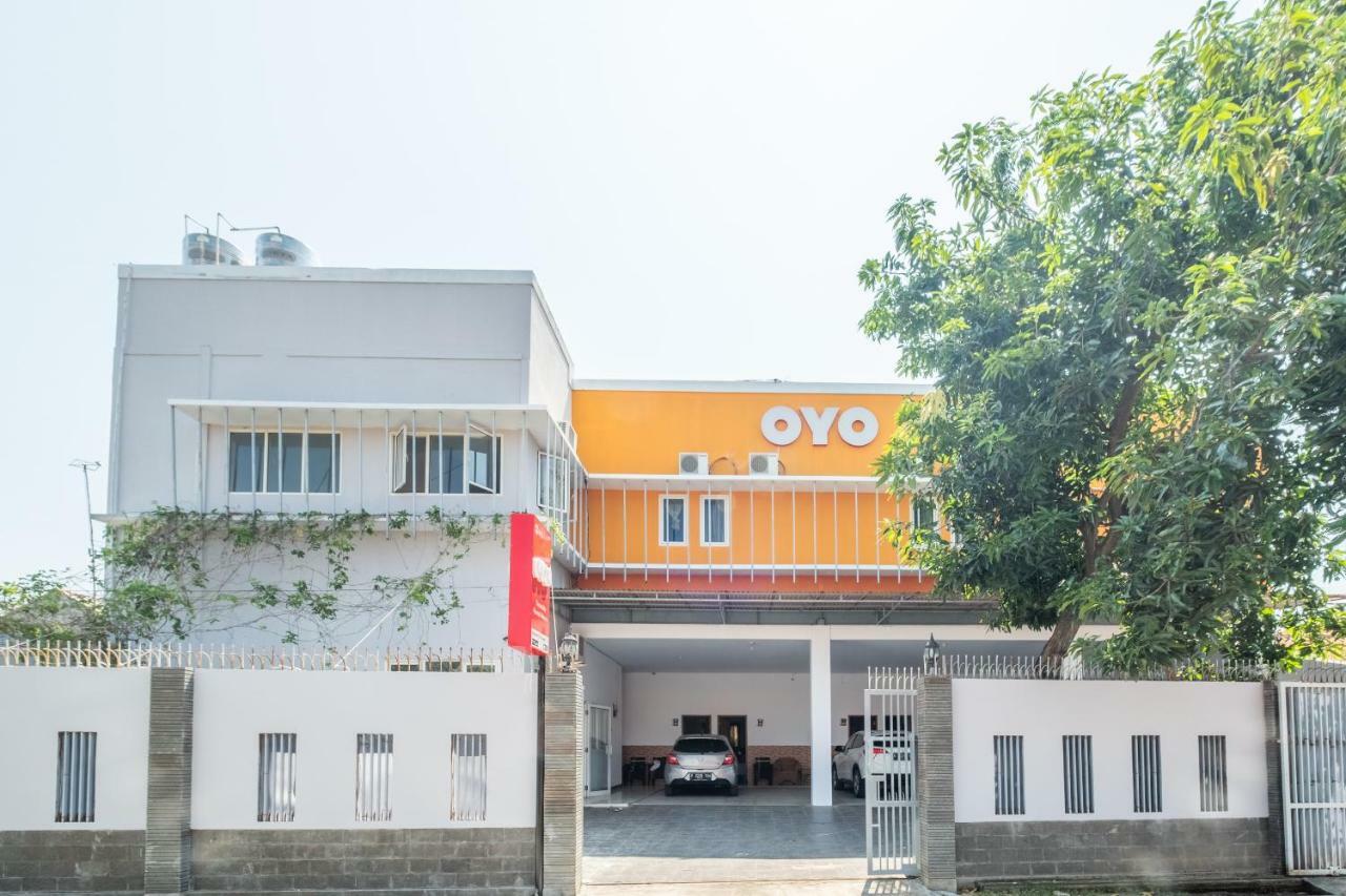 Oyo 863 Tenacity Guest House Syariah Cirebon Bagian luar foto