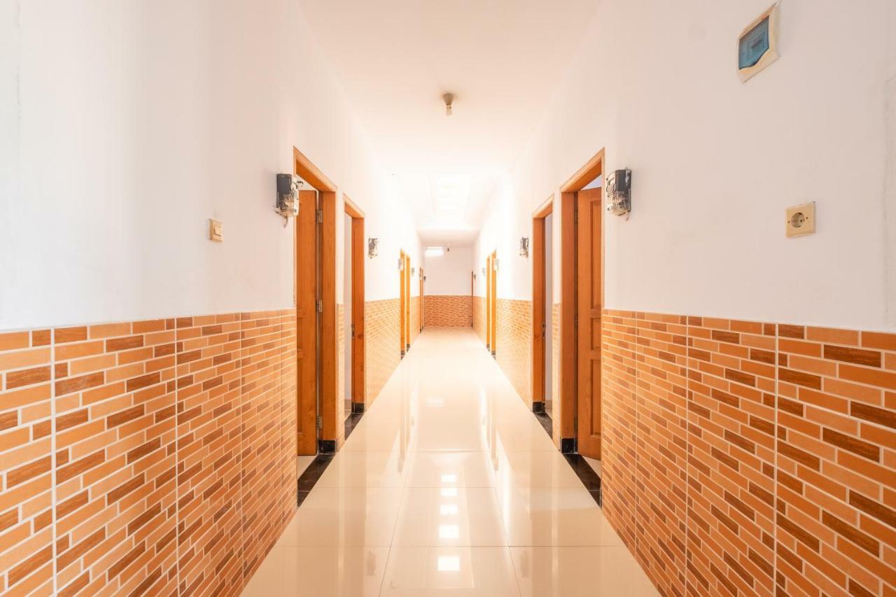Oyo 863 Tenacity Guest House Syariah Cirebon Bagian luar foto