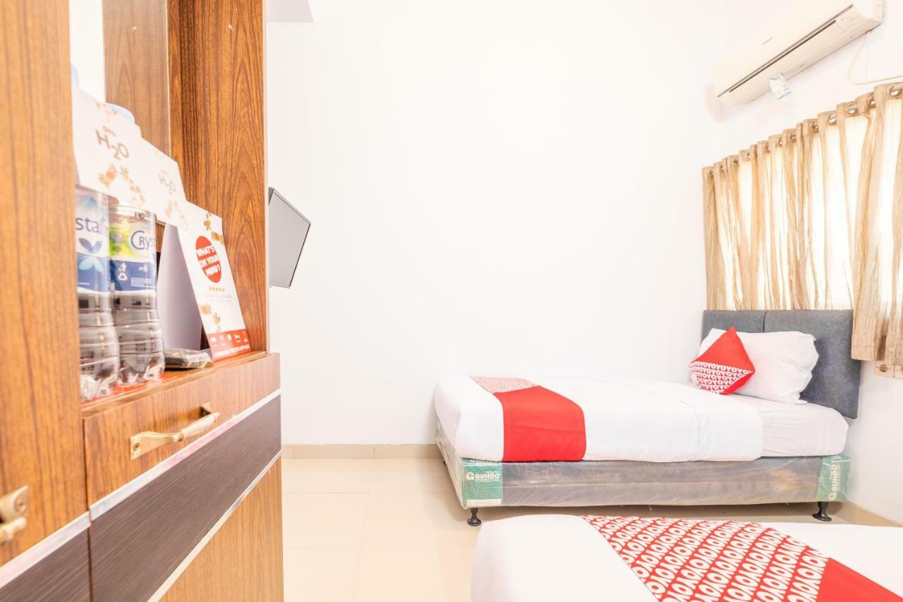 Oyo 863 Tenacity Guest House Syariah Cirebon Bagian luar foto