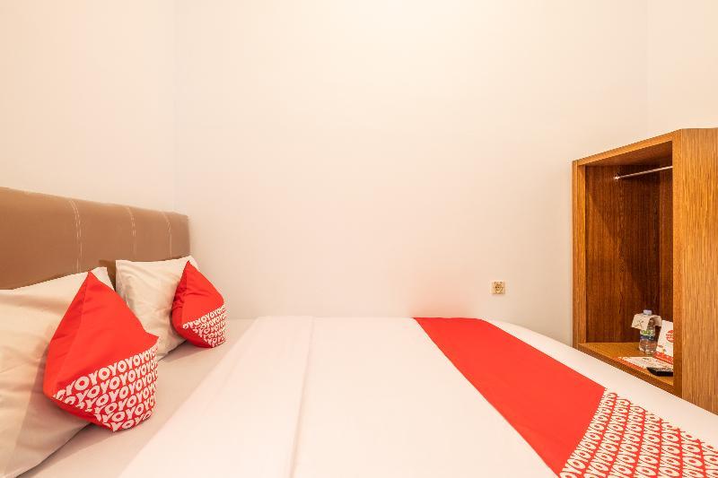 Oyo 863 Tenacity Guest House Syariah Cirebon Bagian luar foto